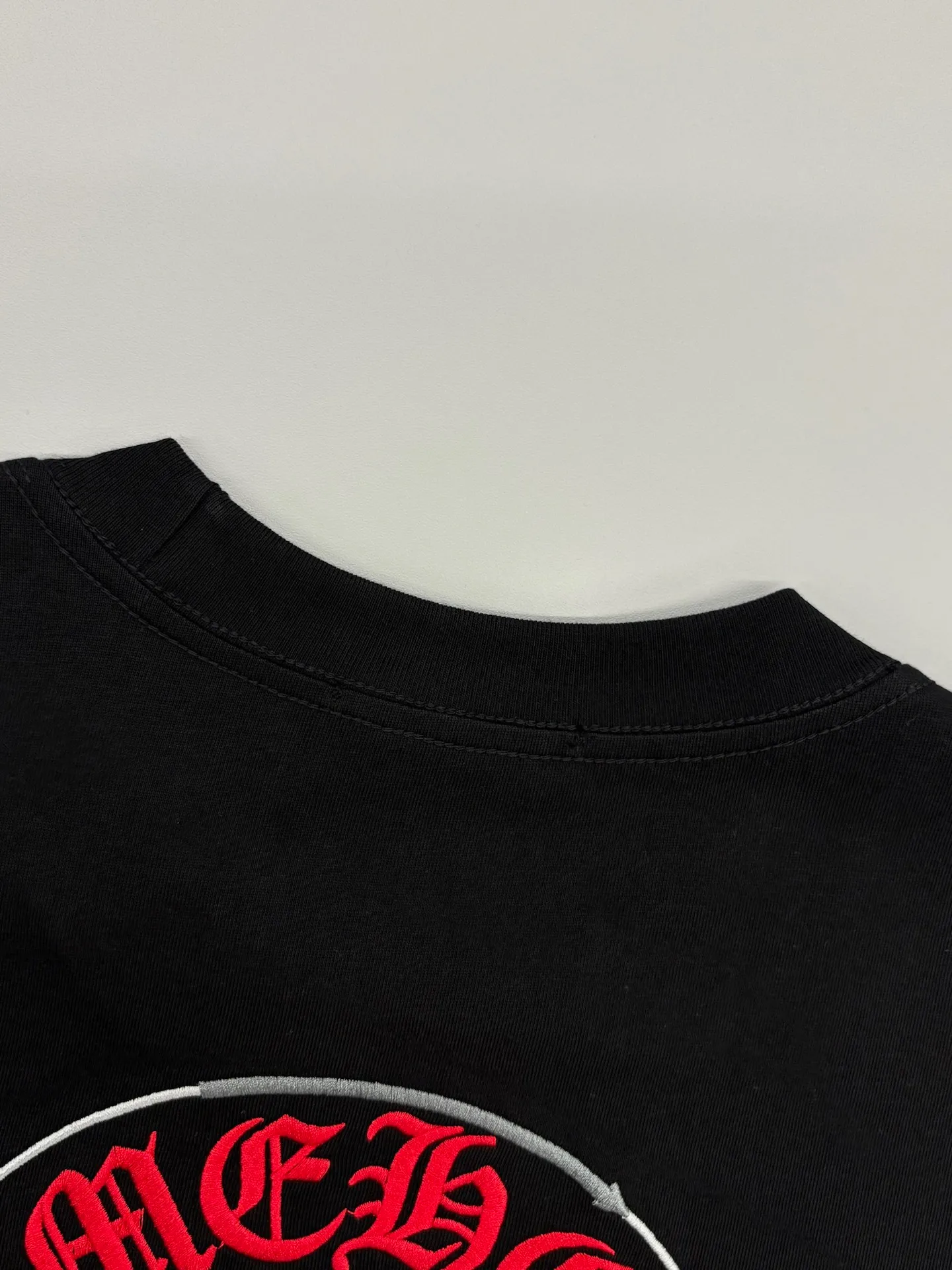 P150 [High Quality] Chrome Hearts New embroidered horseshoe logo brand logo on the front and rear panels are designed with heavy craftsmanship of 100,000 needle embroidery. High-end customized 32-count 280g fabric. Soft to the touch. Comfortable to wear. Exquisite stitching. Fine workmanship. The upper body effect is incomparably handsome! Same style for men and women, color: white, black size: S to xL